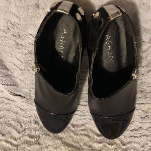 Black / patent leather flats